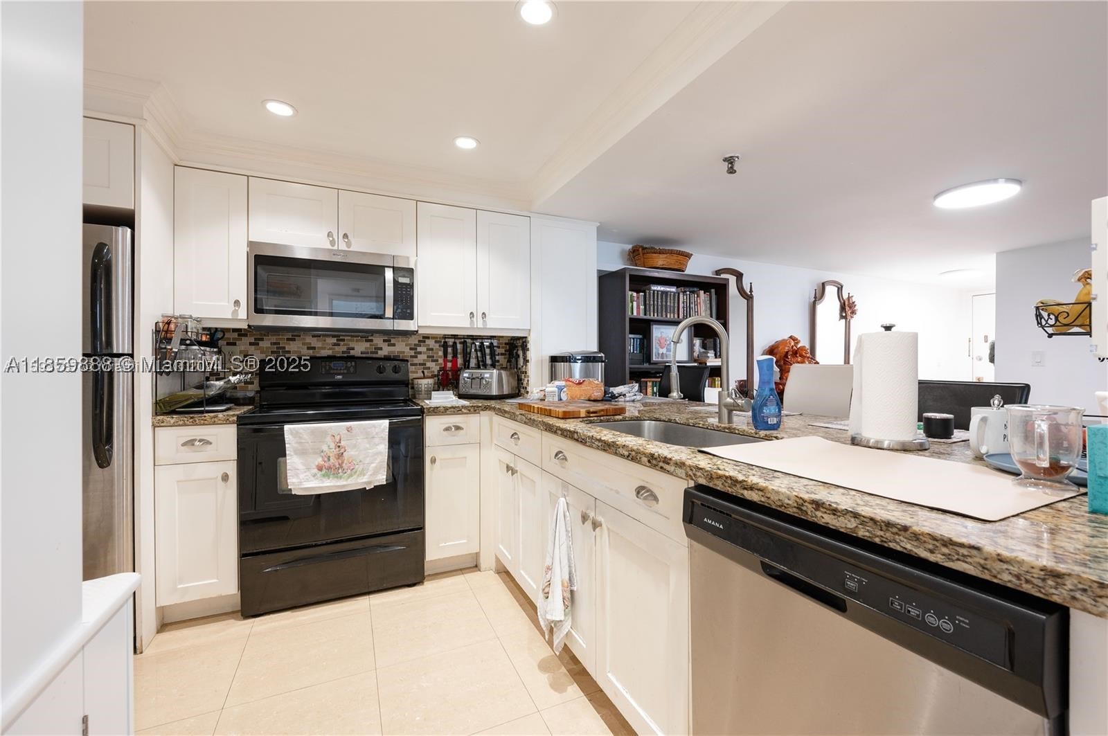 1621 Collins Ave 302 — photo