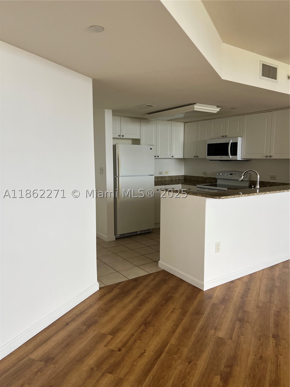 19501 W Country Club Dr 1411 — photo