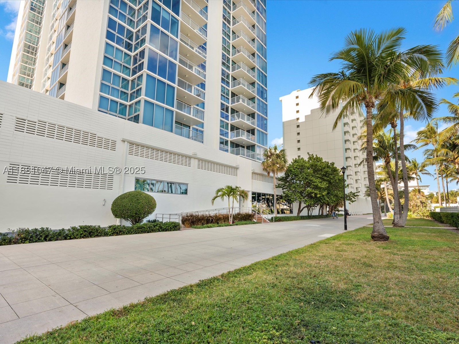 2655 Collins Ave 510 — photo