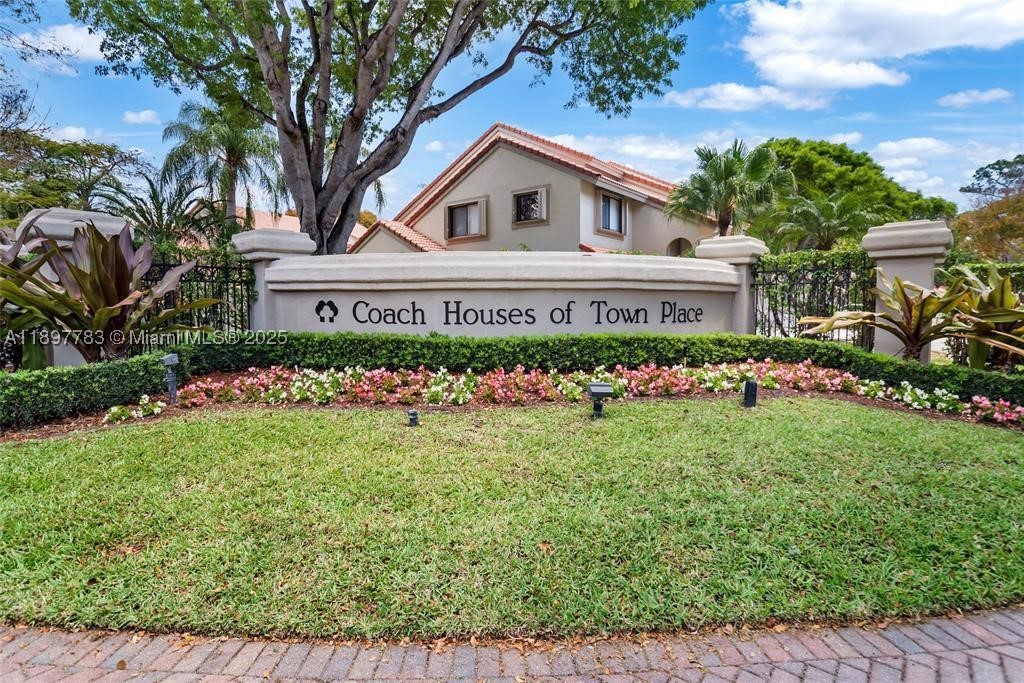 5800 Coach House Cir E — photo