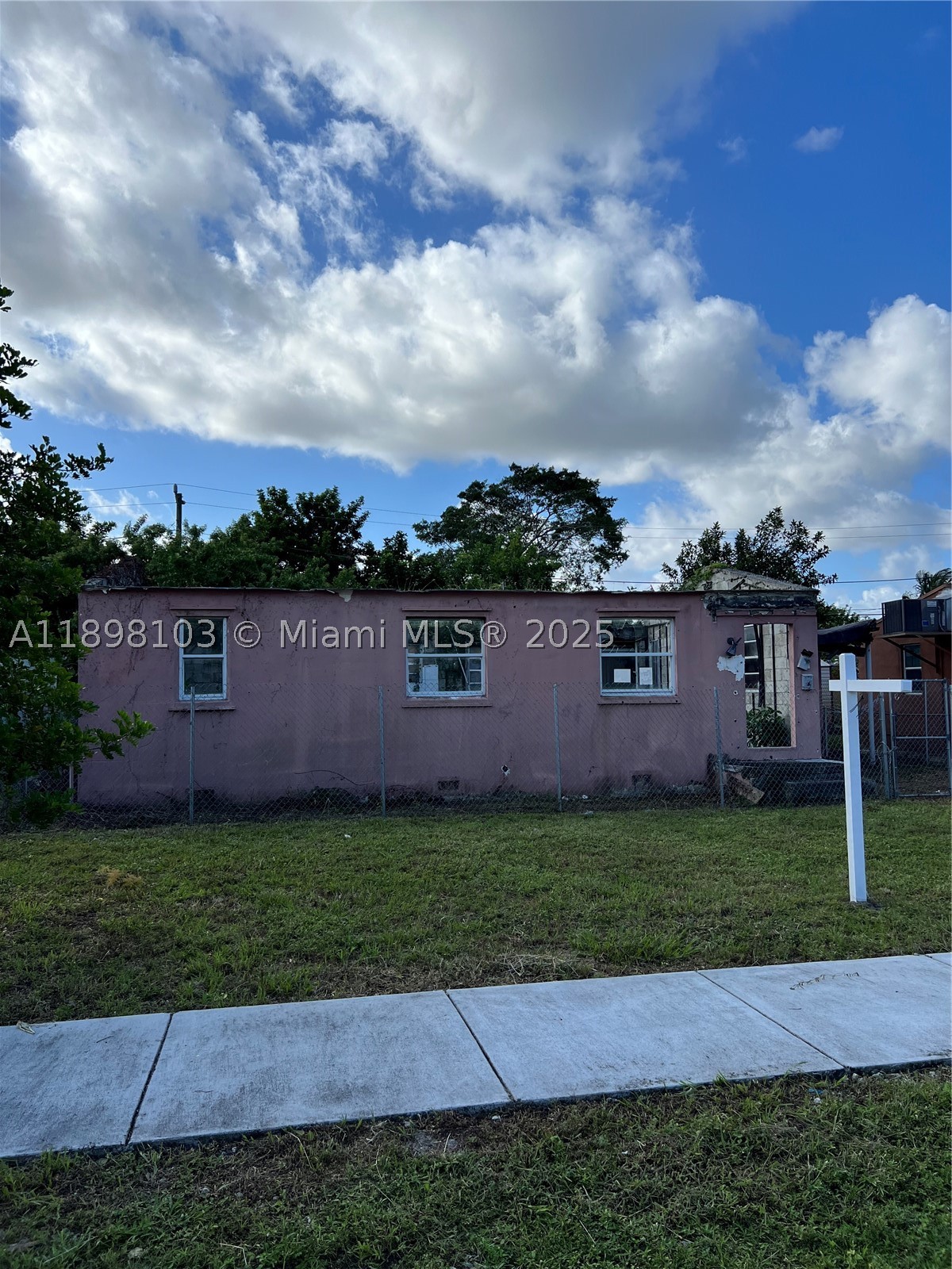 2122 Dewey St — photo