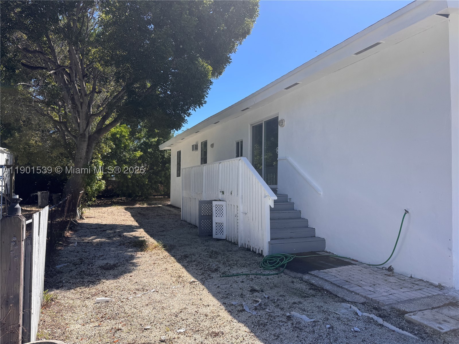 969 Plantation Rd — photo