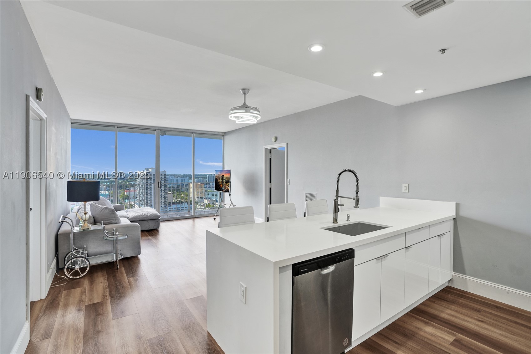 7601 E Treasure Dr Ph102 — photo