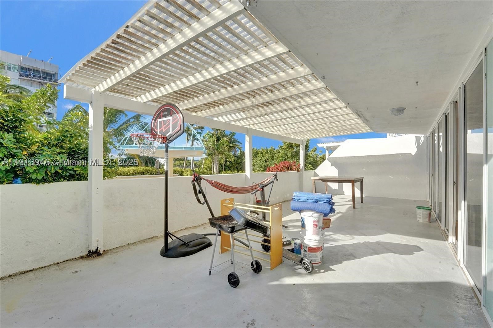 7601 E Treasure Dr 406 — photo