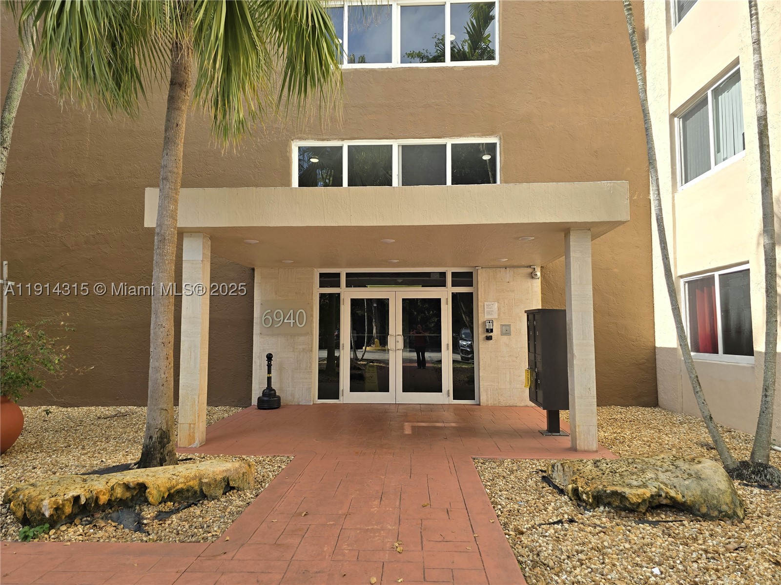 6940 Miami Gardens Dr 1-319 — photo