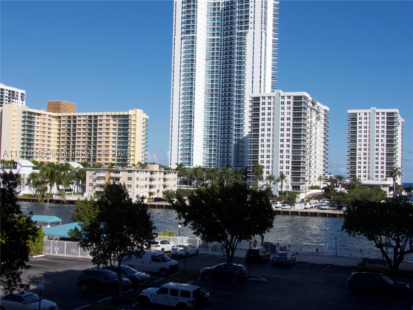 800 Parkview Dr 402 — photo