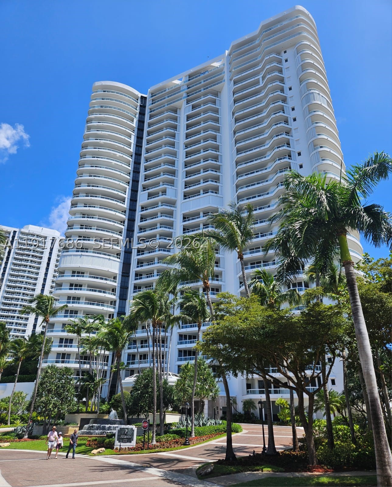 21050 Point Pl 501 — photo