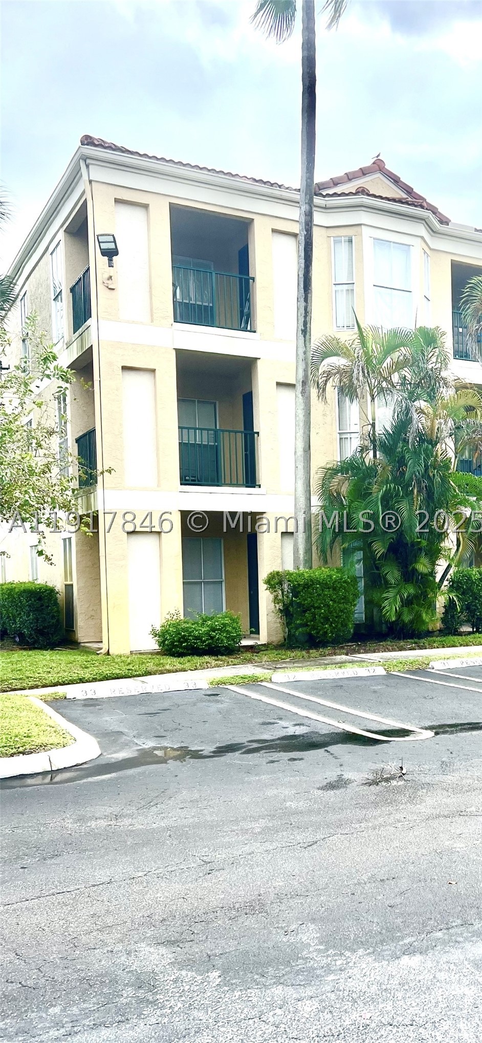 977 Riverside Dr 211 — photo