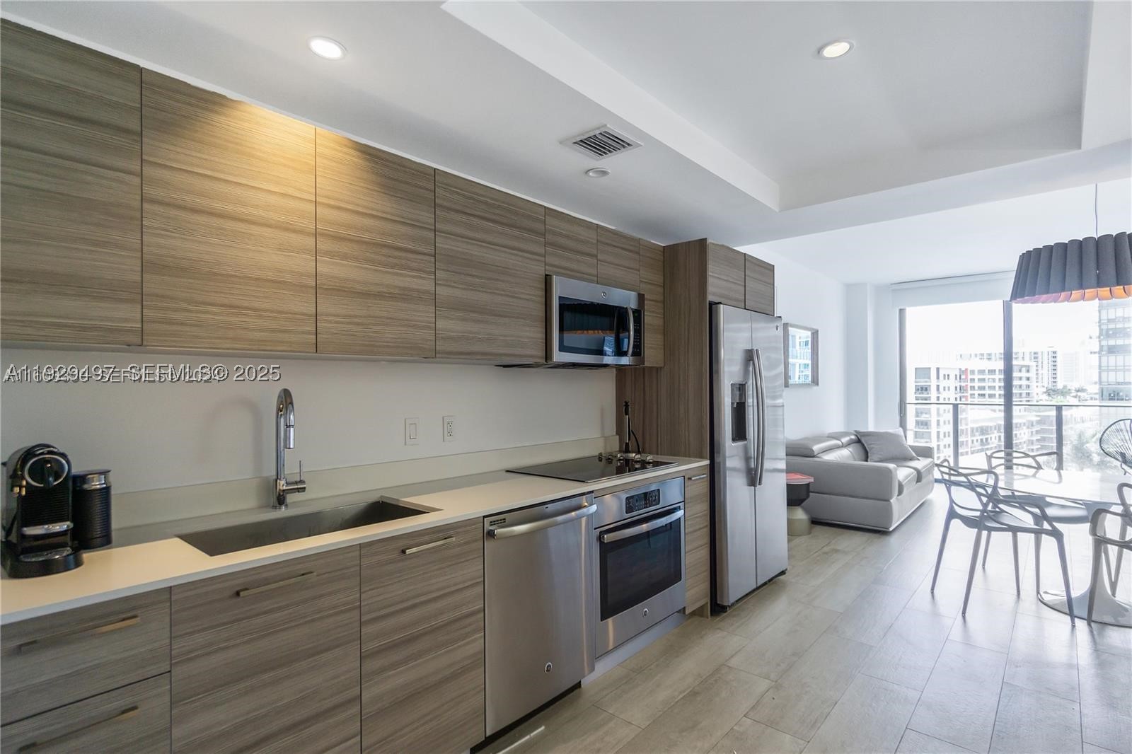121 NE 34th St 1203 — photo