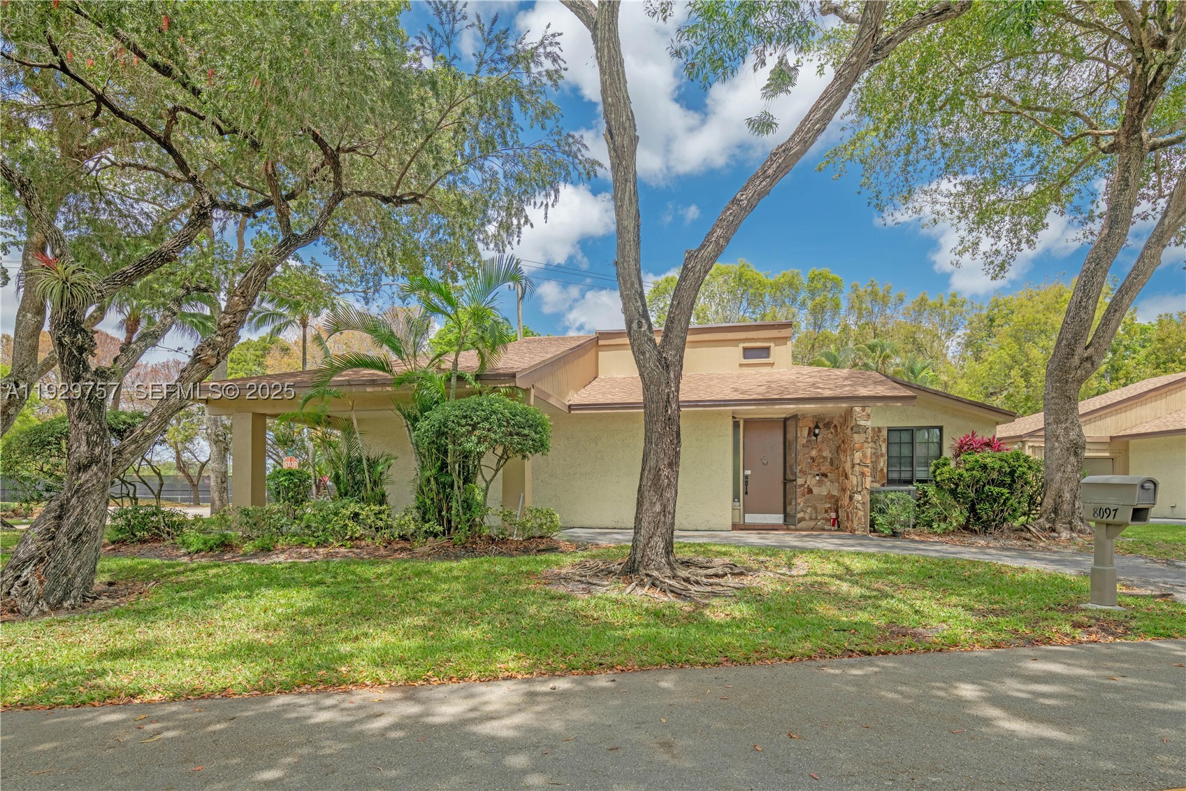 8097 Royal Palm Cir — photo