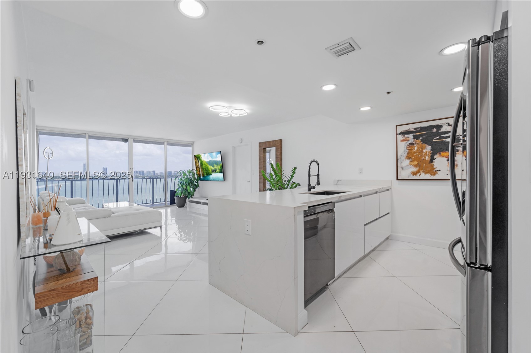 7601 E Treasure Dr 819 — photo