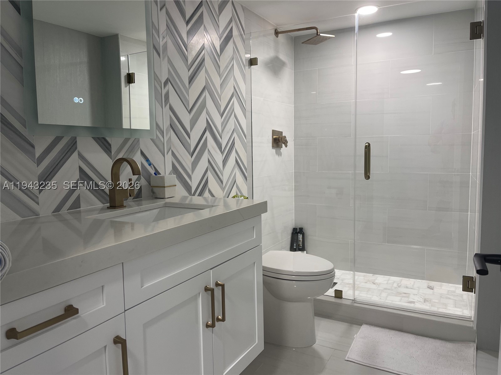 2555 Collins Ave Unit 1409 — photo