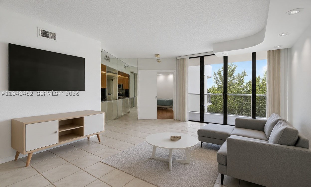 20281 E Country Club Dr Unit 405 — photo