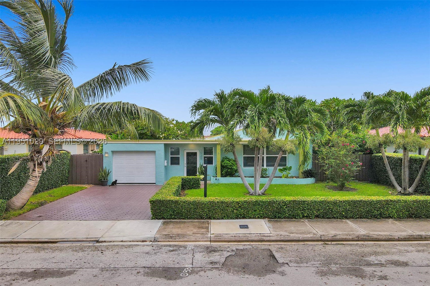 7525 W Treasure Dr — photo
