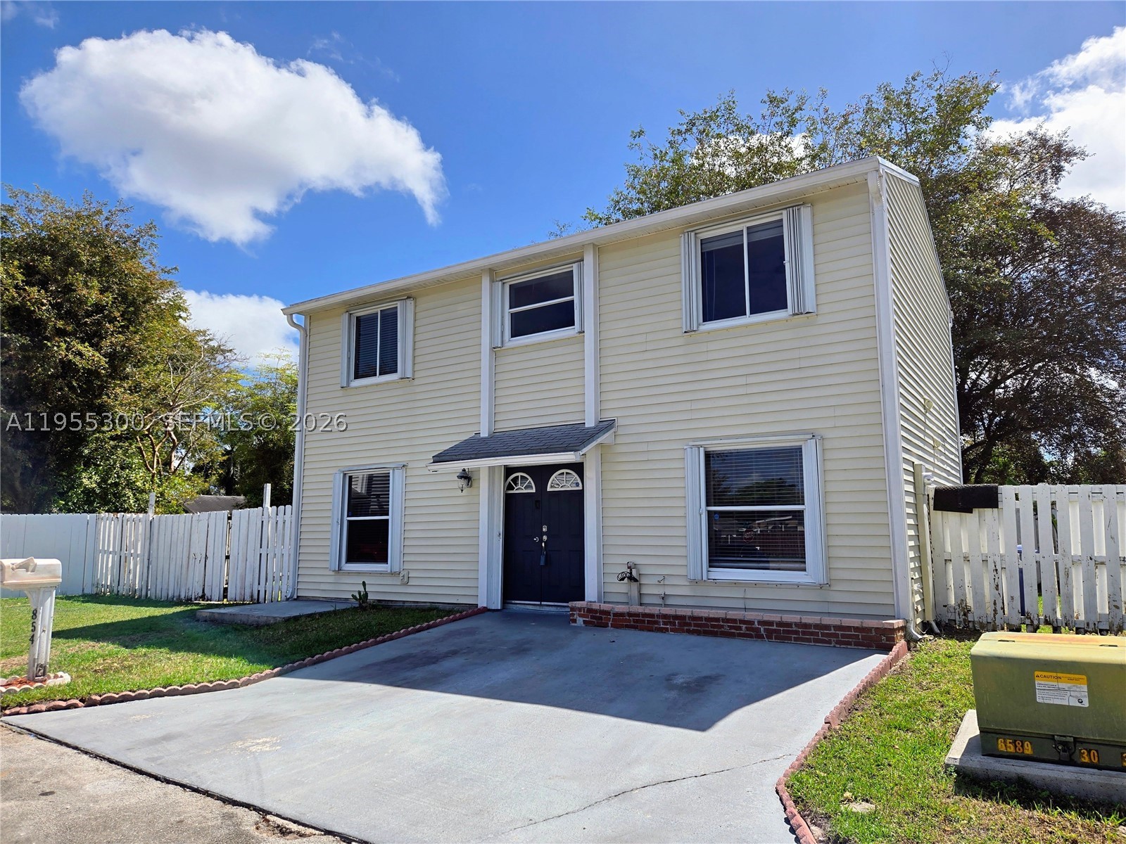 854 SW 8th Pl — photo