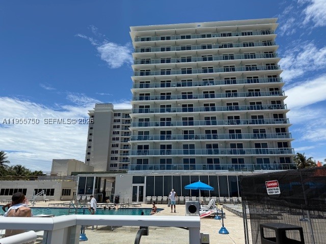 19201 Collins Avenue 534 — photo