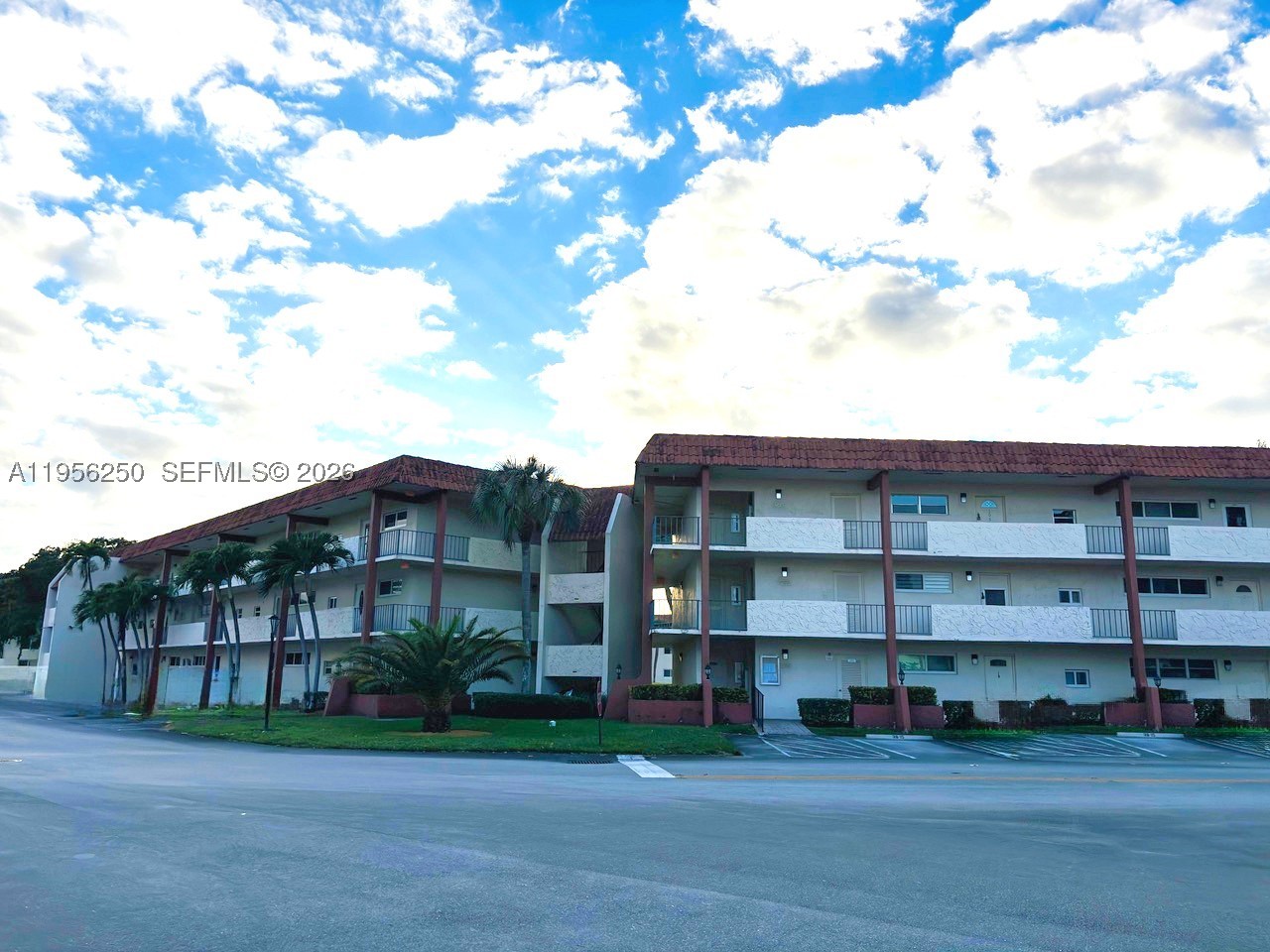 411 S Hollybrook Dr 305 — photo