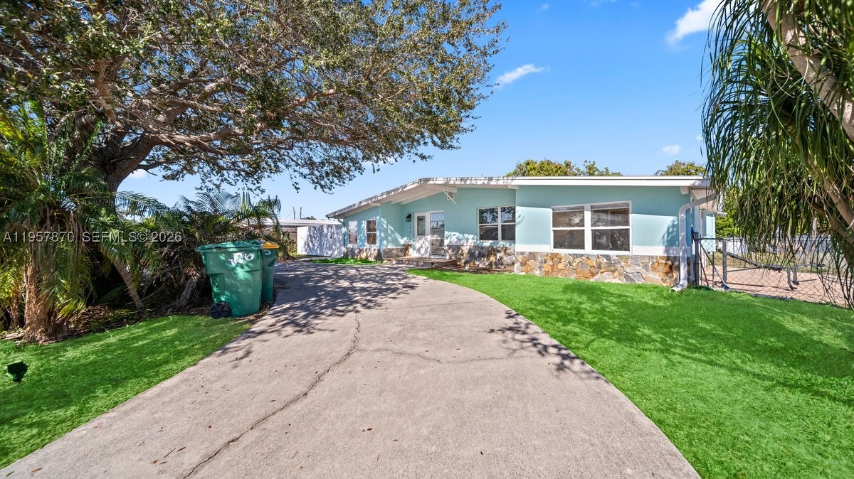 170 Poinsettia Cir NE — photo