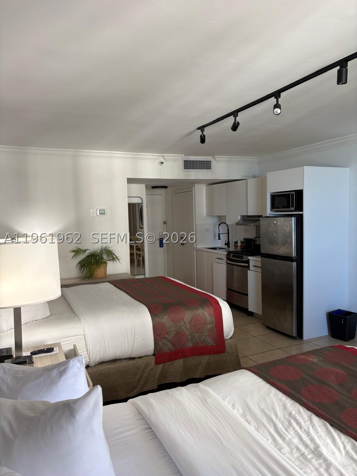 19201 Collins Ave 820 — photo