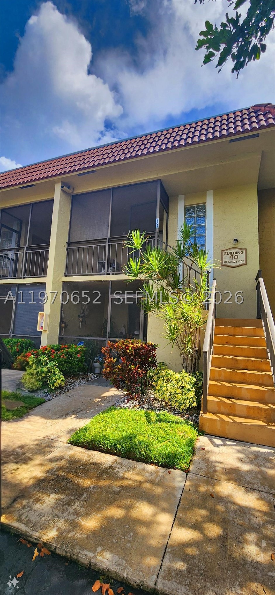 327 Lakeview Dr 103 — photo