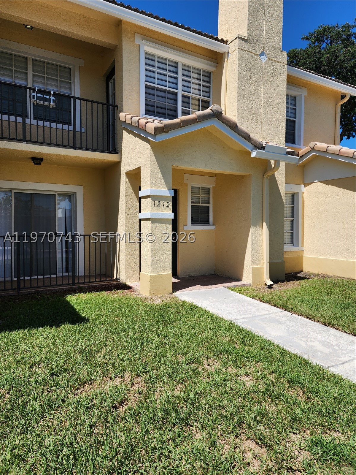 1212 Belmont Ln 1212 — photo
