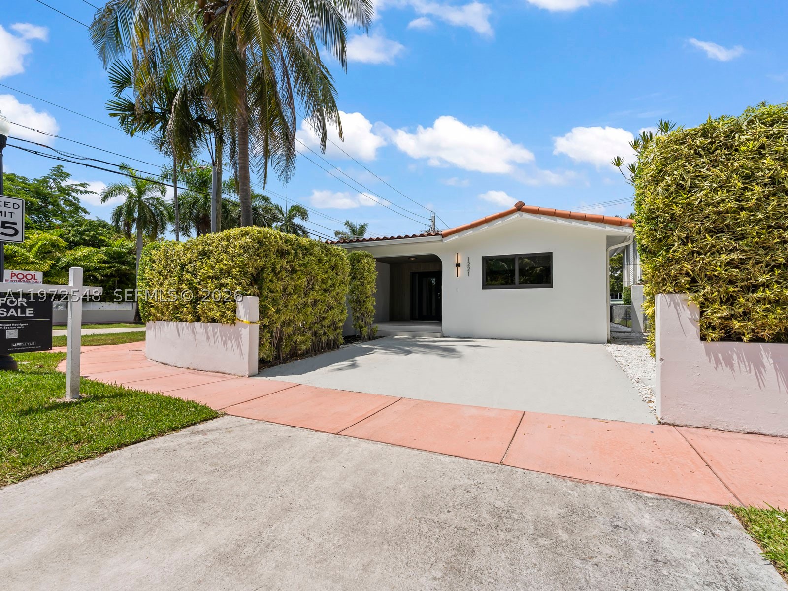 1221 Biarritz Dr — photo