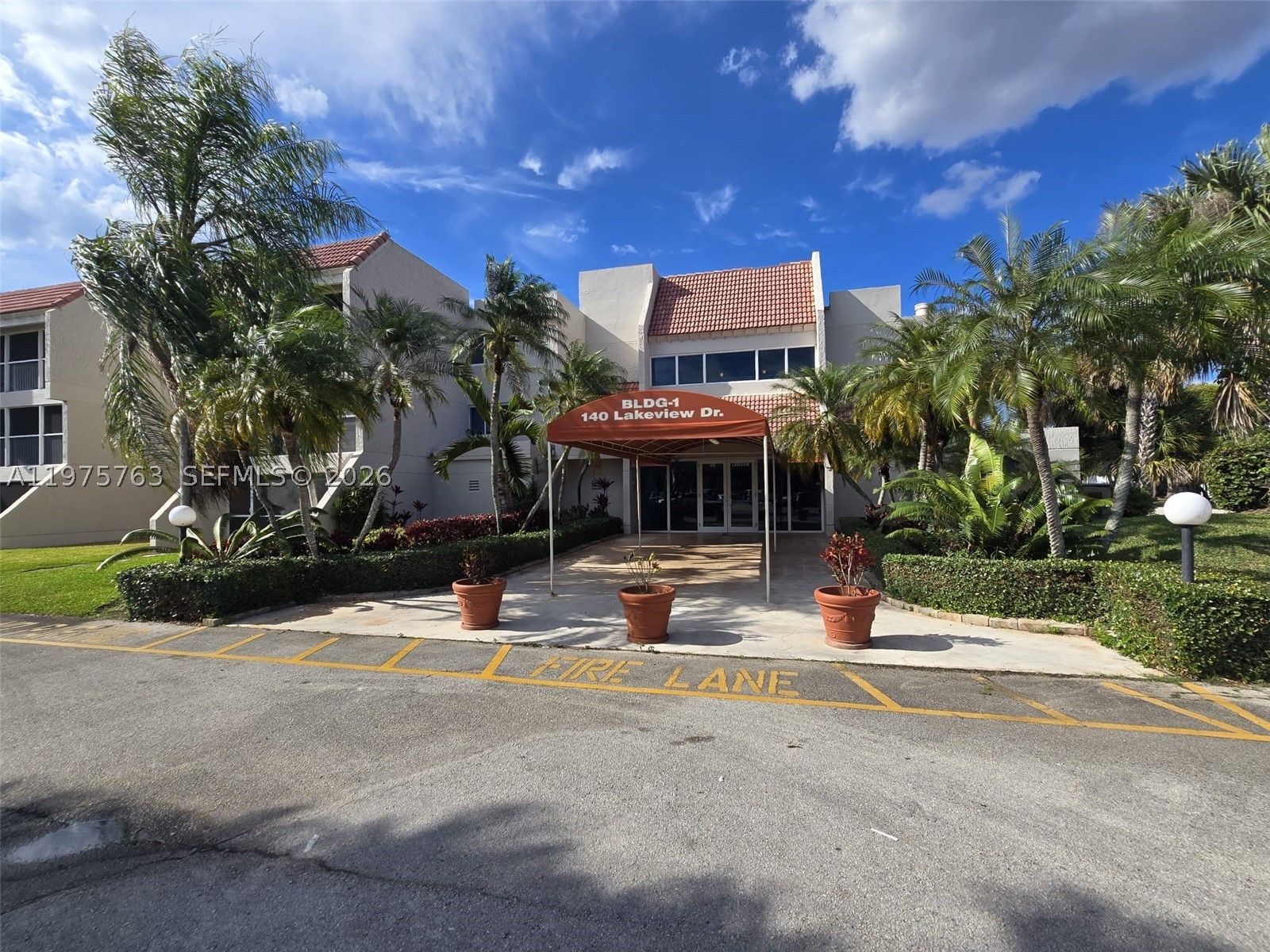 140 Lakeview Dr 111 — photo