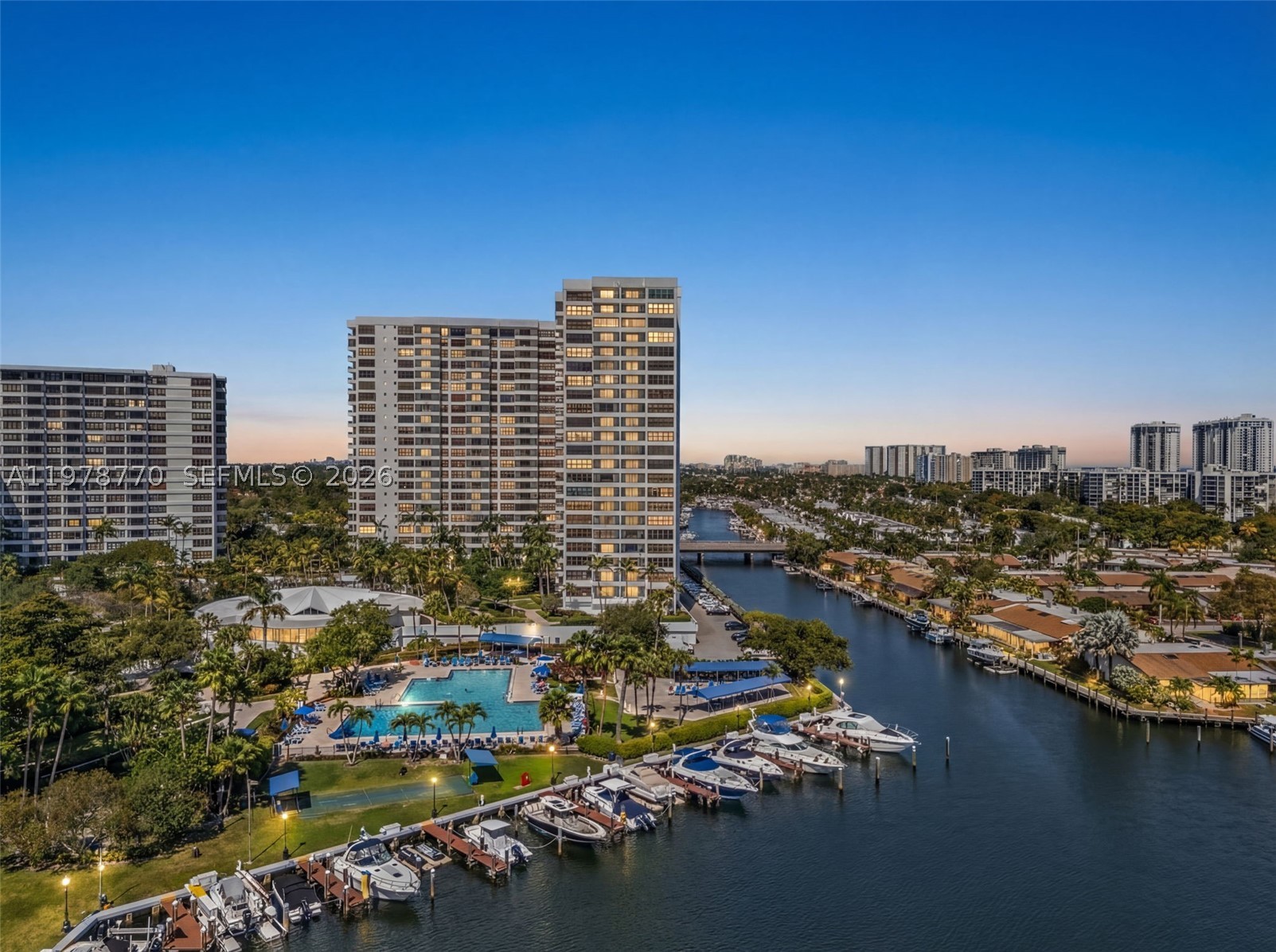 2500 Parkview Dr 902 — photo