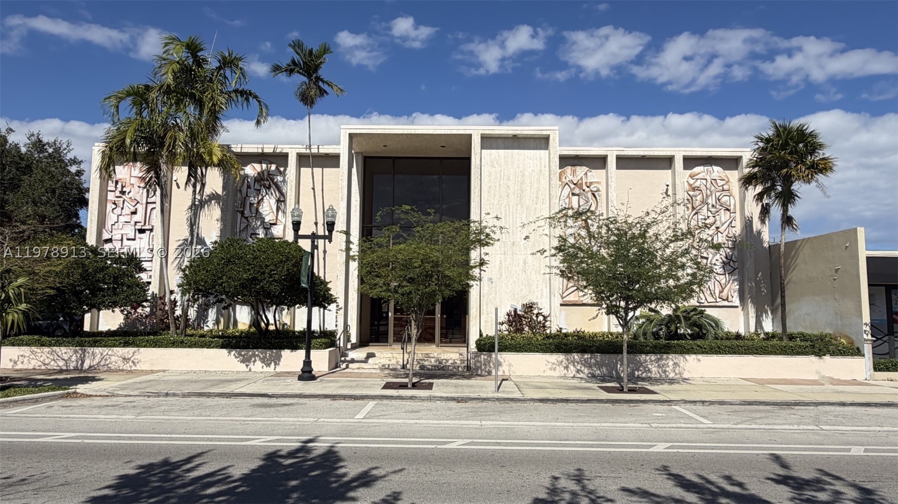 2435 Hollywood Blvd — photo