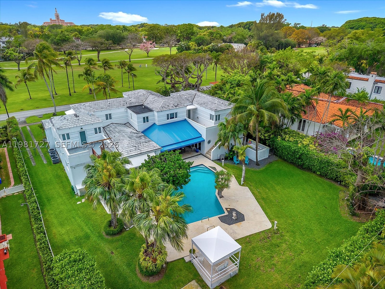 1021 N Greenway Dr — photo