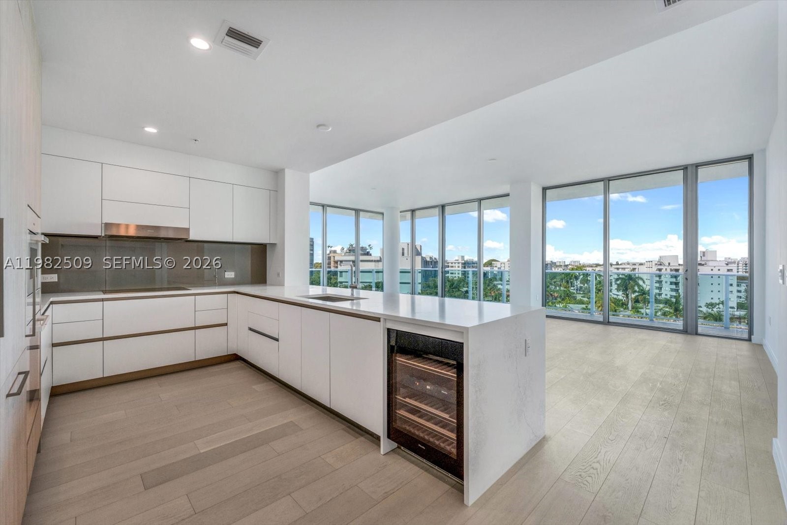 9201 E Bay Harbor Dr 702 — photo