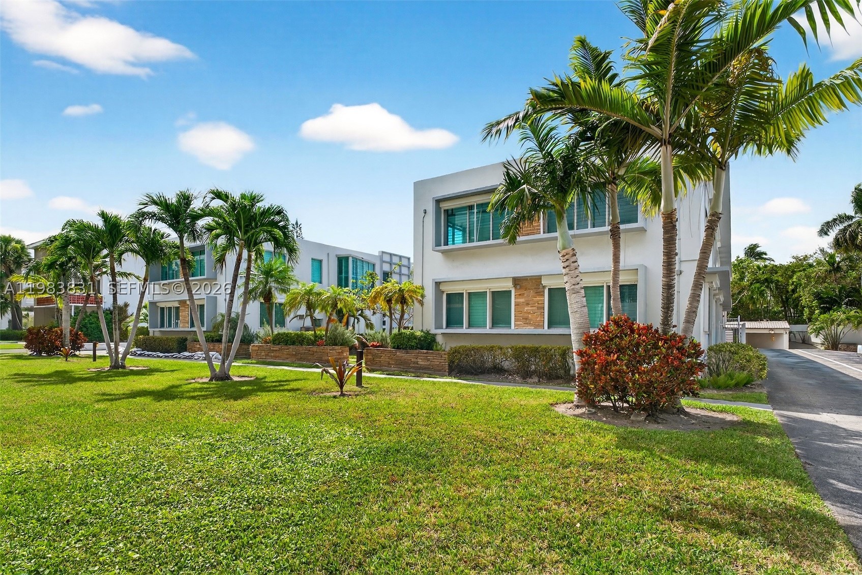 10178 Collins Ave 208 — photo