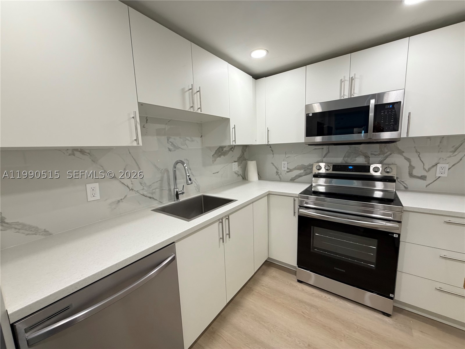 400 Kings Point Dr 604 — photo
