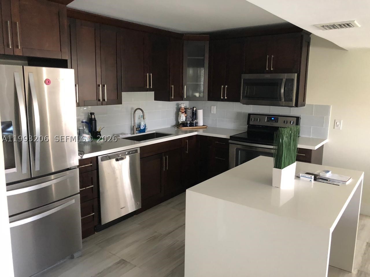 7135 Collins Ave 525 — photo