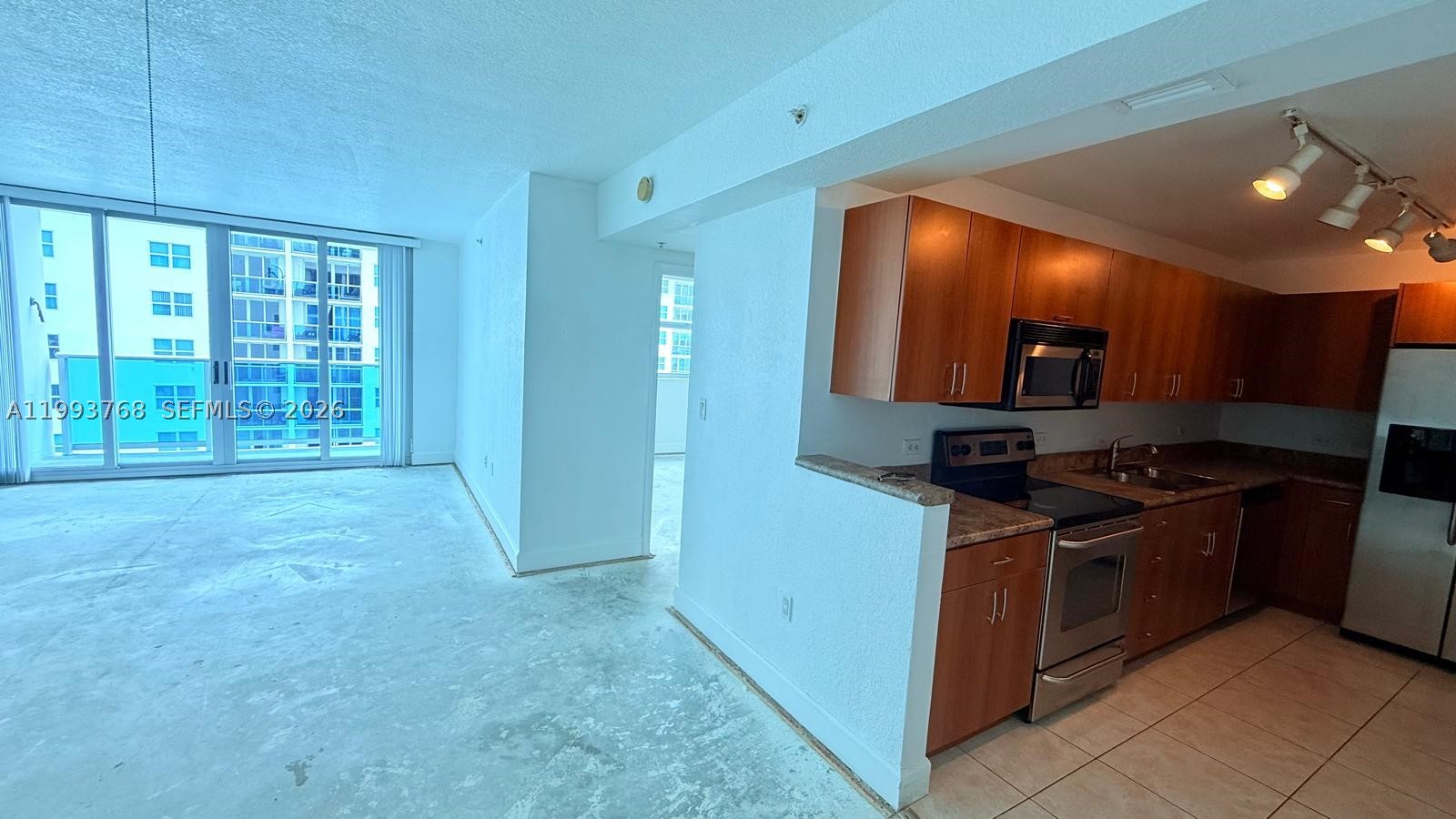 7501 E Treasure Dr 8B — photo
