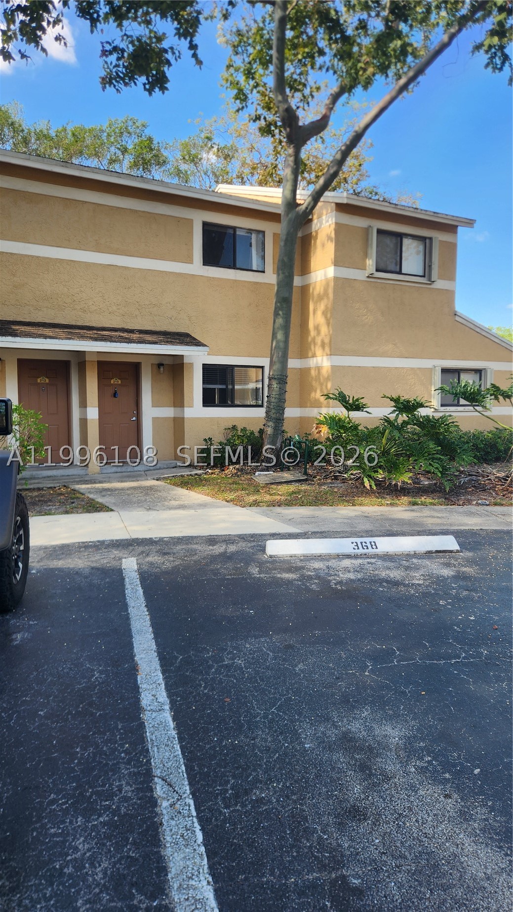 210 E Palm Cir E — photo