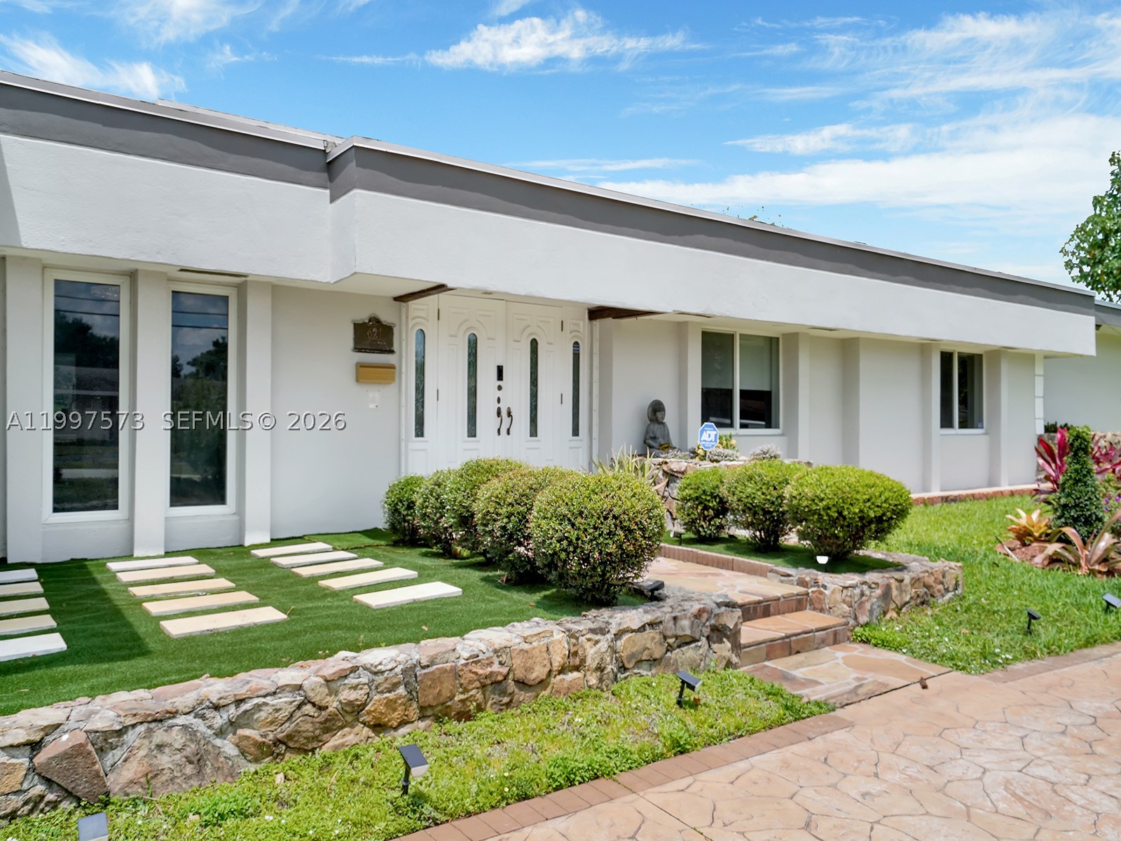 621 E Tropical Way — photo