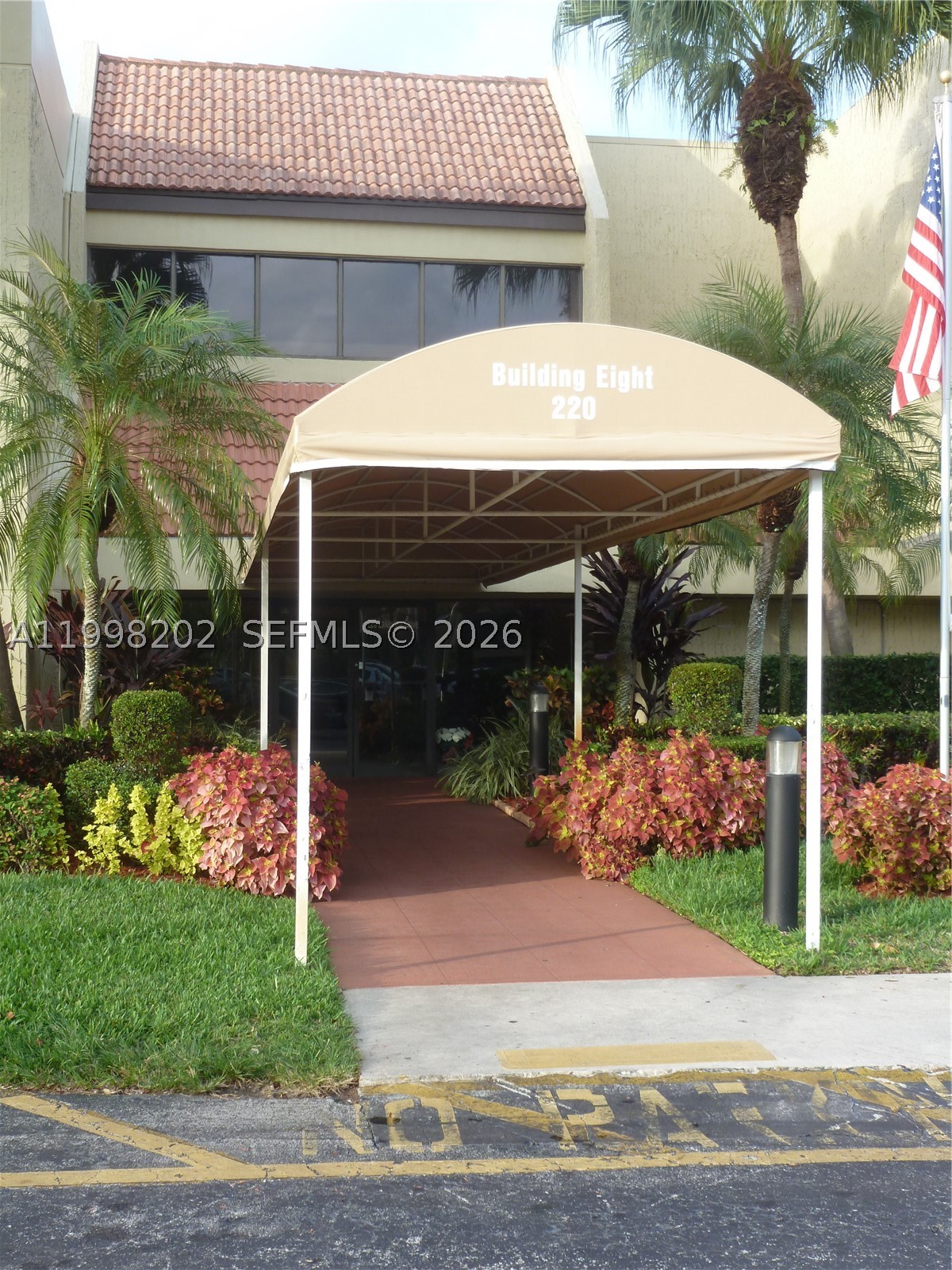 220 Lakeview Dr 301 — photo