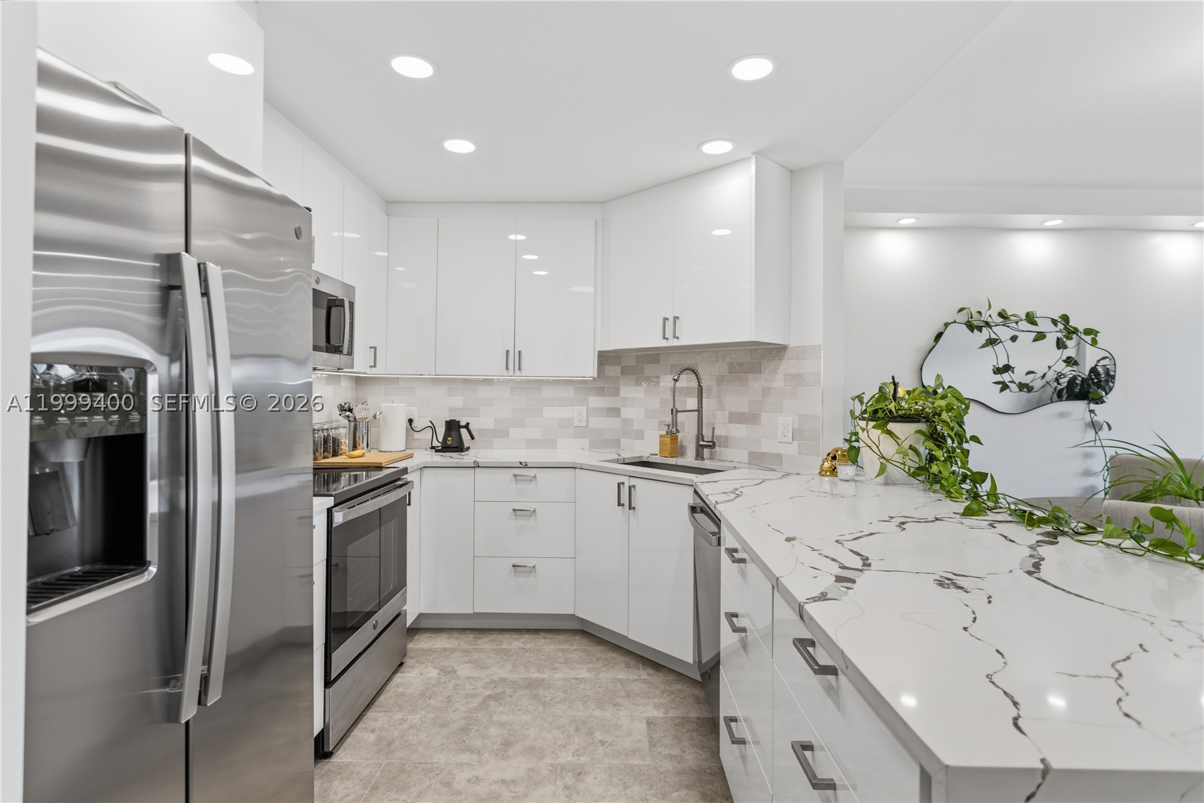 340 Sunset Dr 407 — photo