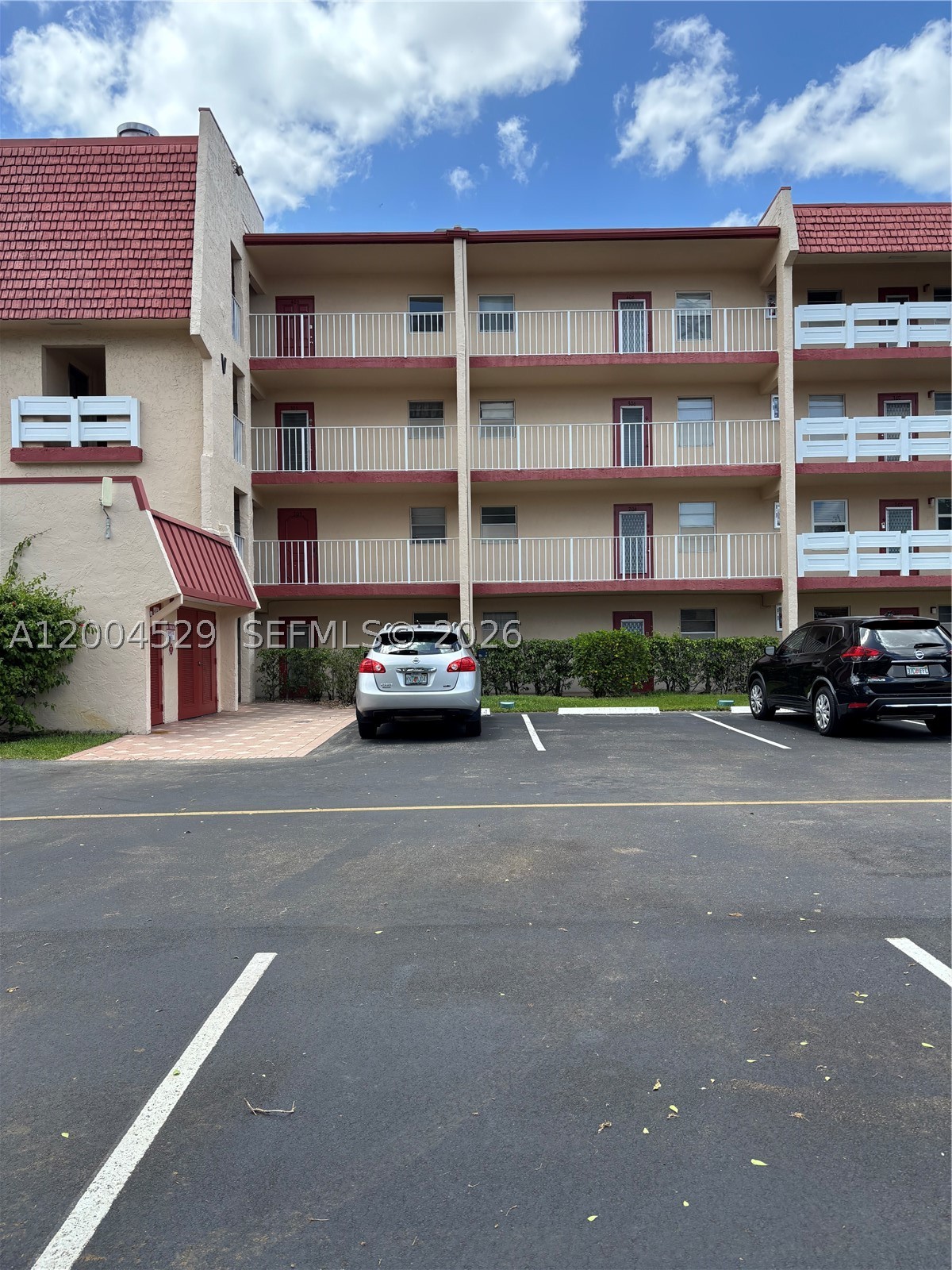 1045 Country Club Dr 307 — photo