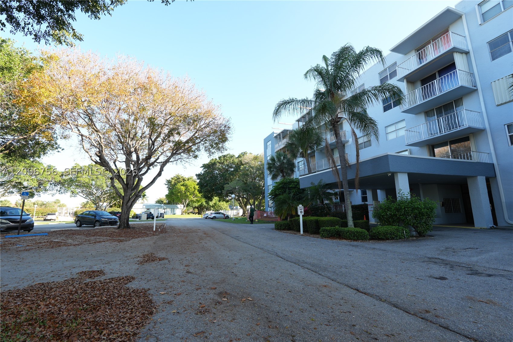500 Executive Center Dr 1J — photo