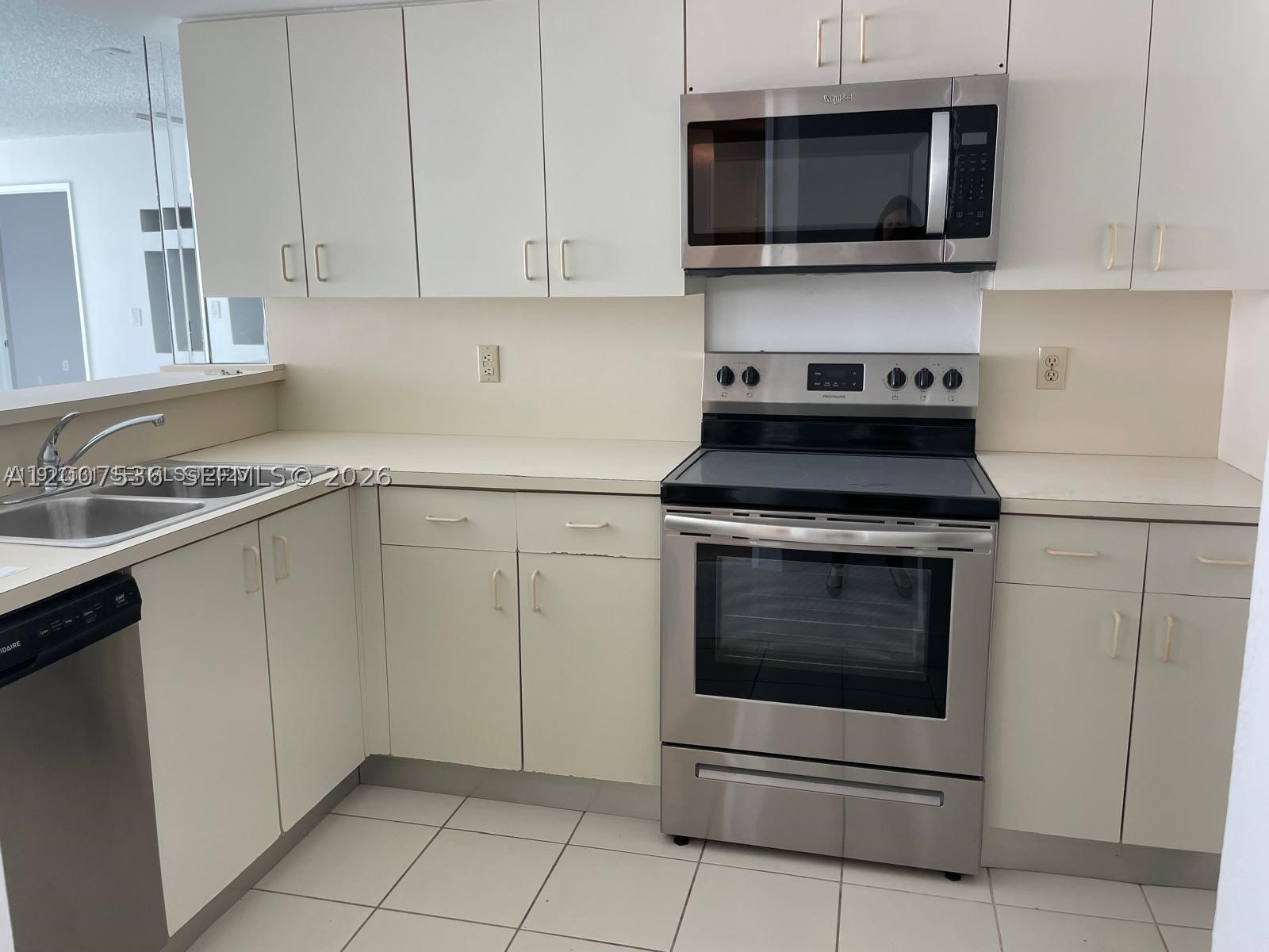 5880 Collins Ave 1006 — photo
