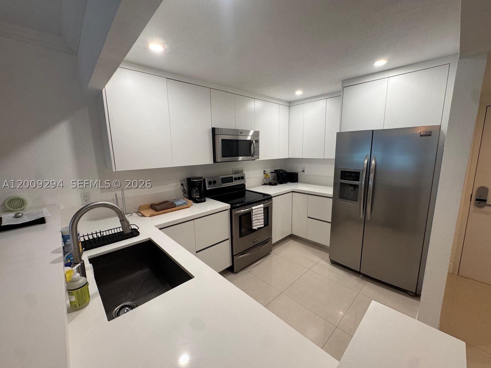 2301 Collins Ave Unit 427 — photo