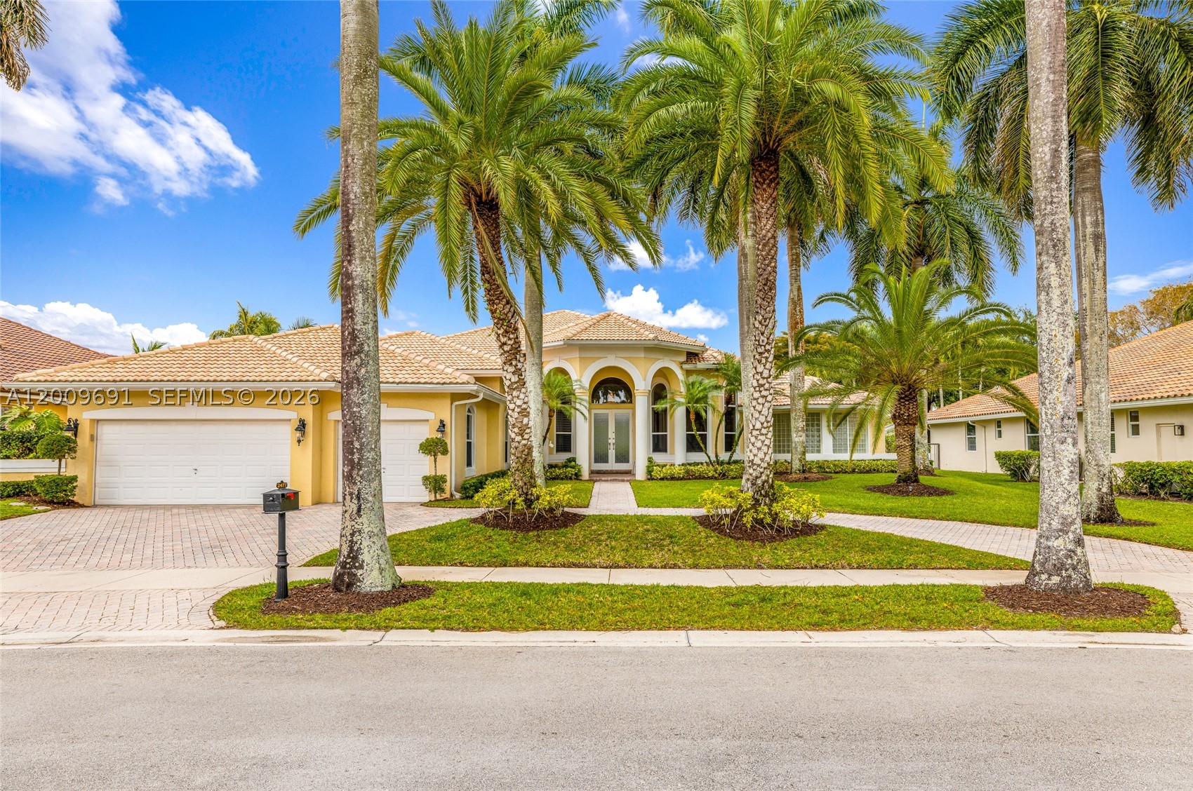 2477 Poinciana Dr — photo