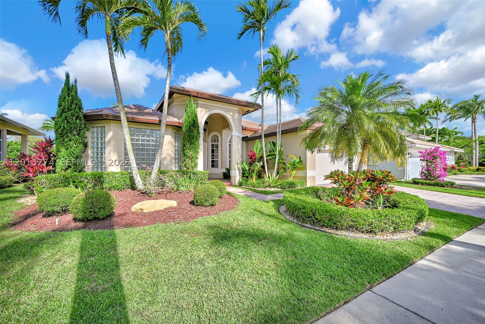 2553 Jardin Manor — photo