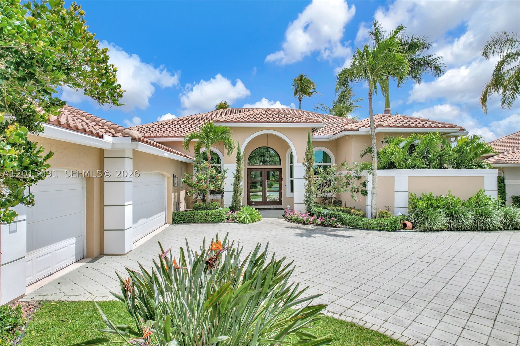 2715 Edgewater Court — photo