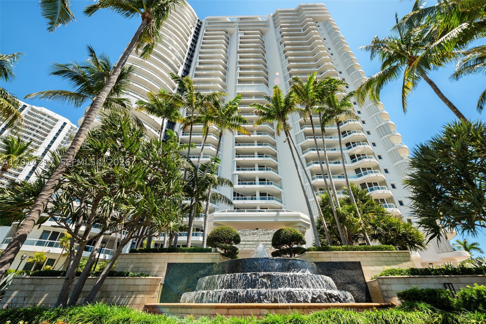 21050 Point Pl 302 — photo