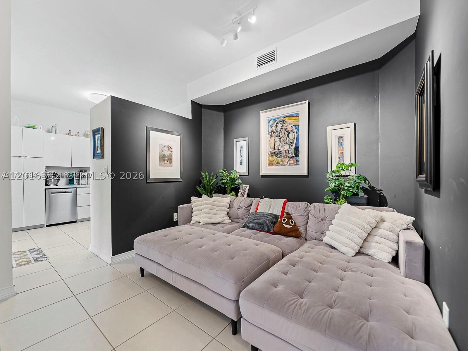 15533 N Miami Lakeway N 101-19 — photo
