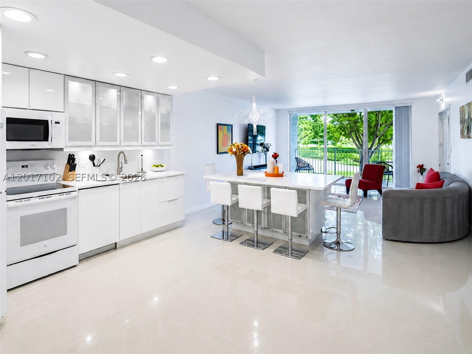 3051 S Palm Aire Dr 201 — photo