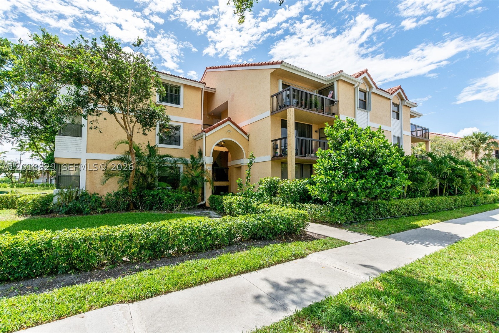 5721 Riverside Dr 202B5 — photo